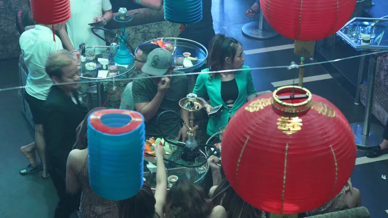 Công an ập vào kiểm tra bất ngờ quán bar 369. Ảnh: ĐAN NGUYÊN 