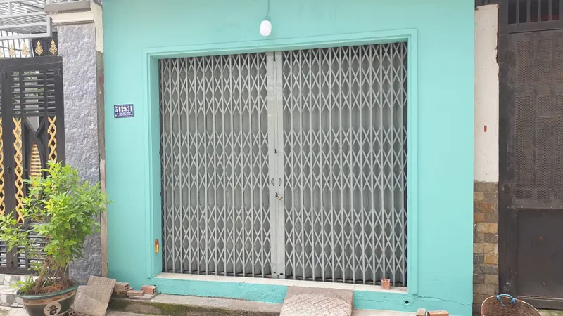 Căn nhà của cô giáo viết đơn “Gửi mấy anh xã hội đen” để cầu xin cho gia đình được yên ổn đã được sơn lại. Ảnh: CHÍ THẠCH