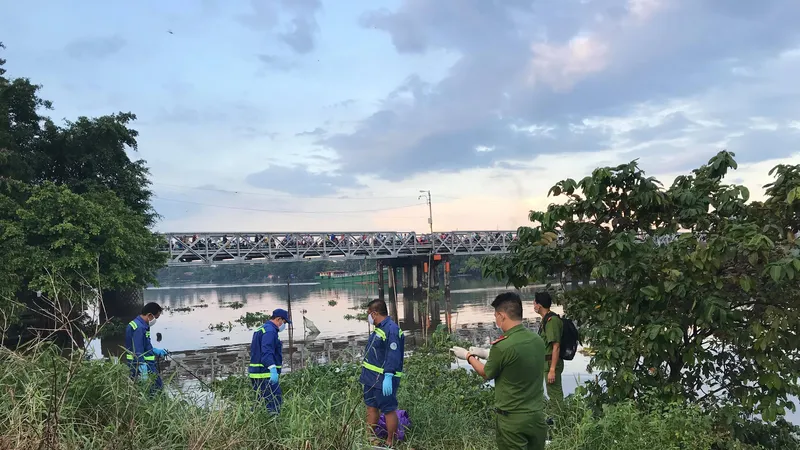 Công an có mặt ở hiện trường. Ảnh: ĐAN NGUYÊN