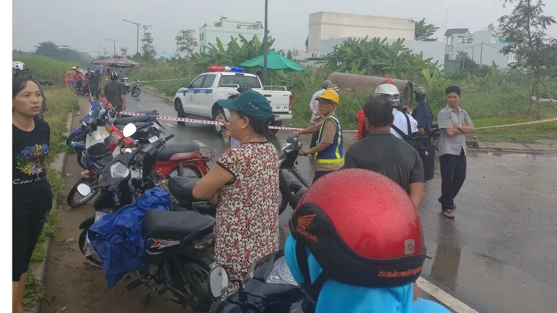 Người dân theo dõi vụ việc.