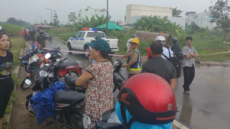 Người dân theo dõi hiện trường.