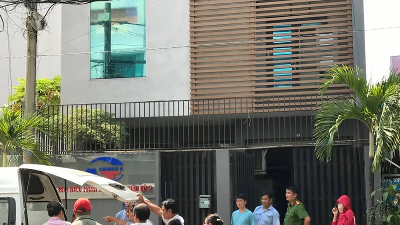 Công an có mặt ở hiện trường. Ảnh: CHÍ THẠCH