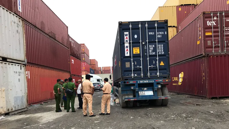 Công an khám nghiệm hiện trường. Ảnh: ĐAN NGUYÊN 