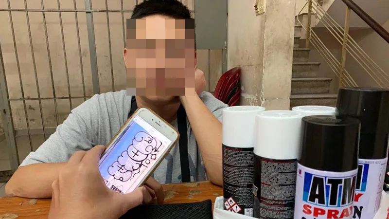 Nam du khách tại cơ quan công an. Ảnh: CHÍ THẠCH 