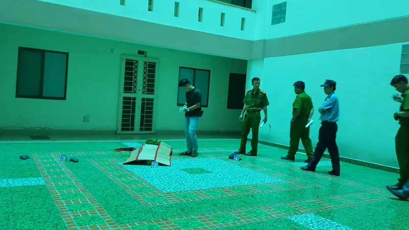 Công an khám nghiệm hiện trường. Ảnh: ĐAN NGUYÊN 