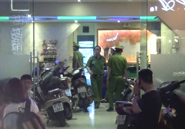 Công an khám nghiệm 1 vụ án trước đó. Ảnh: ĐAN NGUYÊN 