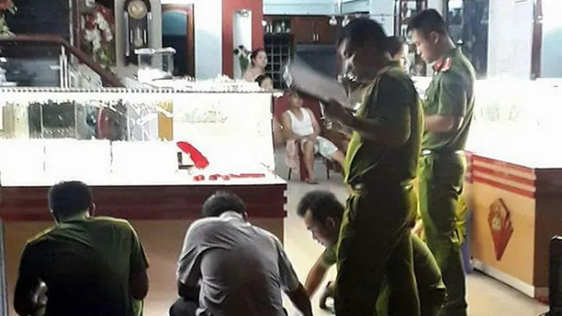 Công an khám nghiệm 1 vụ trộm tiệm vàng trước đó. 