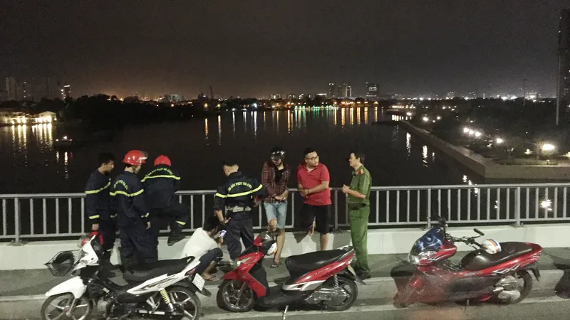 Công an có mặt ở hiện trường. Ảnh: CHÍ THẠCH