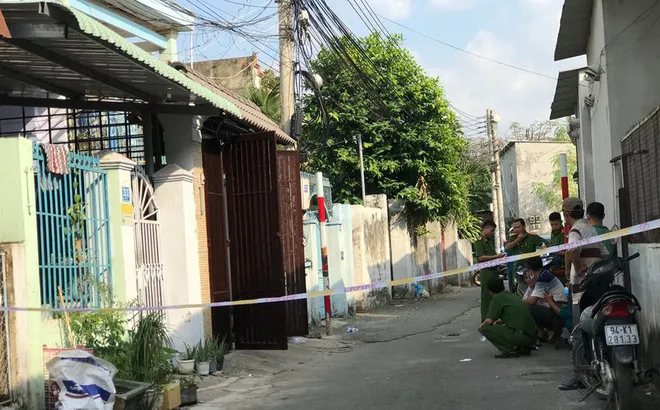 Công an khám nghiệm hiện trường. Ảnh: CHÍ PHƯỚC 