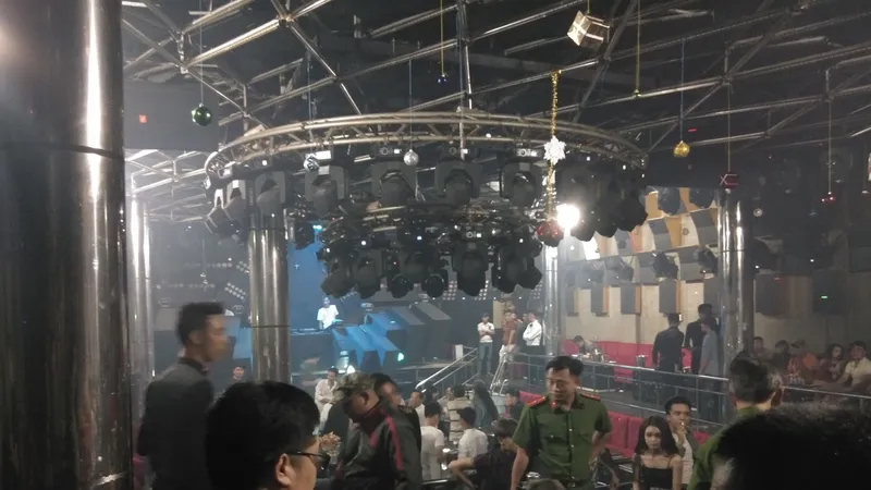 Công an kiểm tra hành chính quán bar 162 vào rạng sáng ngày 17-12. Ảnh: CHÍ THẠCH