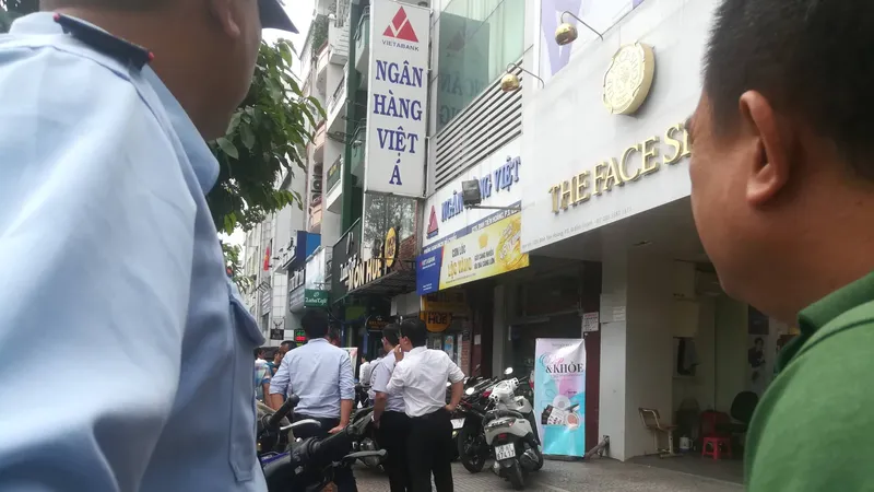 Công an có mặt ở hiện trường. Ảnh: CHÍ THẠCH