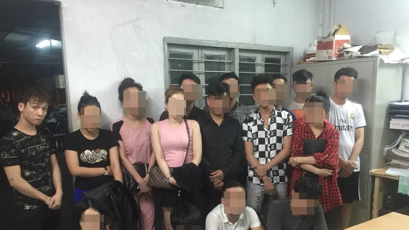 Nhóm dân chơi thuê căn hộ ở chung cư Millennium “phê” ma tuý tại cơ quan công an. Ảnh: CHÍ THẠCH
