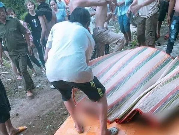 Thi thể được vớt đưa lên bờ