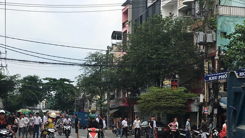 Hai nhóm đuổi chém nhau trên đường