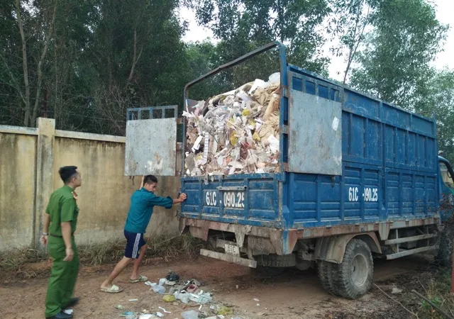 Công an bắt quả tang 7 xe chở hàng chục tấn rác thải ra môi trường