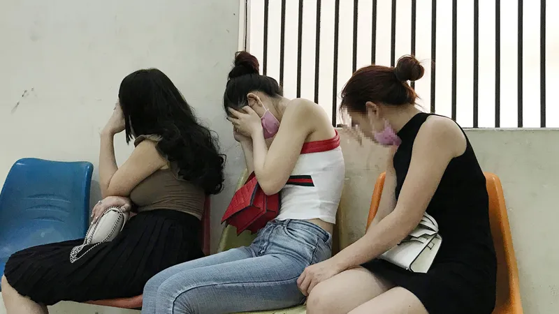 Các cô gái tại trụ sở công an