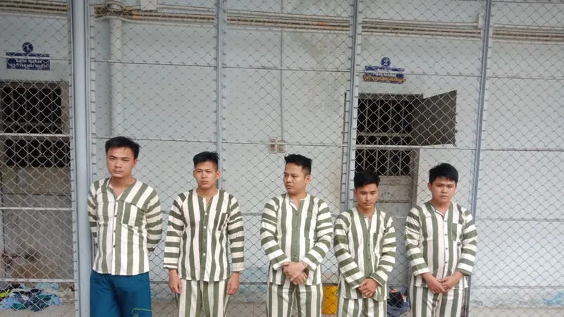 Nhóm đối tượng tại cơ quan công an. Ảnh: CHÍ THẠCH 