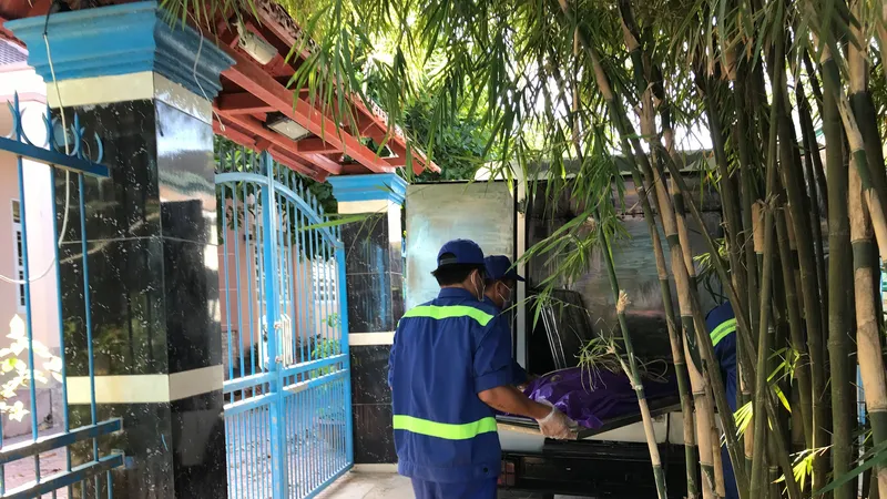 Thi thể nạn nhân ở hiện trường. Ảnh: ĐAN NGUYÊN
