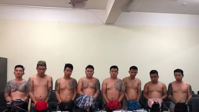 Băng nhóm giang hồ Vũ "bông hồng" tại cơ quan công an.