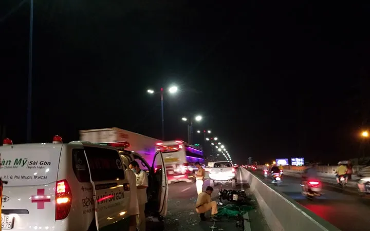 Hiện trường vụ tai nạn khiến nam thanh niên tử vong. Ảnh: CHÍ THẠCH 