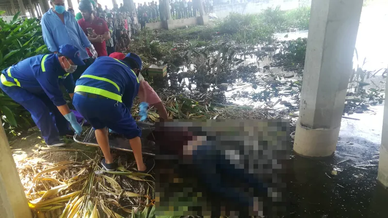 Công an đưa thi thể người phụ nữ lên bờ để khám nghiệm