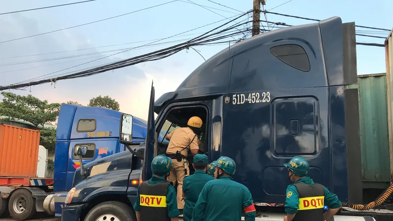 Lực lương chức năng kiểm tra tài xế, phụ xe container và phương tiện ở khu vực quận Thủ Đức