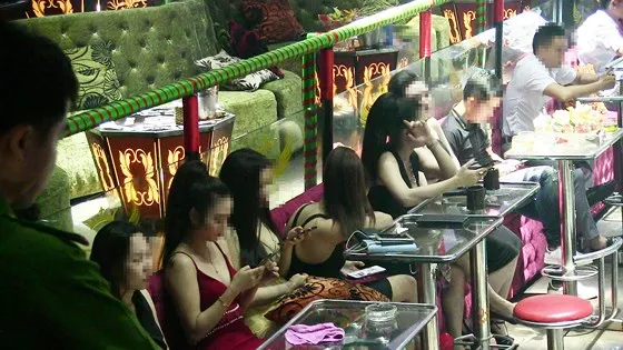 Công an kiểm tra một quán bar trước đó