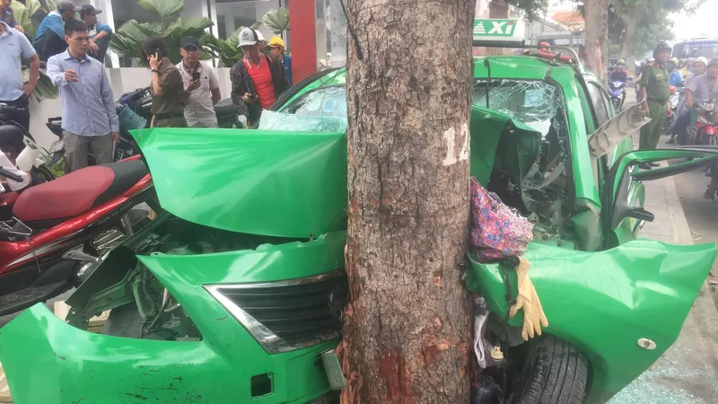 Đầu xe dính chặt vào cây xanh. Ảnh: CHÍ THẠCH​