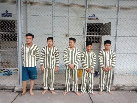 Một nhóm đối tượng bắt giữ người trái pháp luật trước đó. Ảnh: CHÍ THẠCH