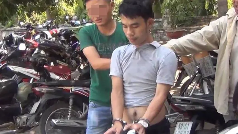 “Ông trùm” Duy bị công an bắt giữ. Ảnh: CHÍ THẠCH 