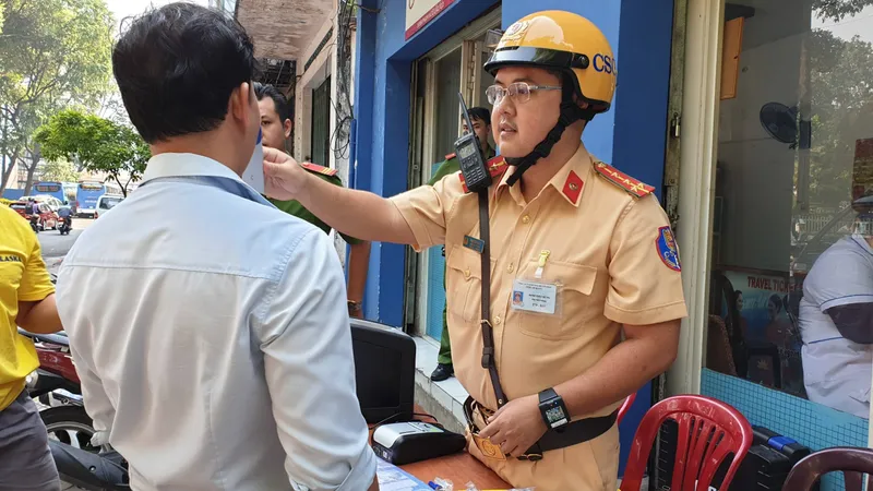  Kiểm tra nồng độ còn, ma tuý với nhiều tài xế ở trung tâm quận 1. Ảnh: CHÍ THẠCH