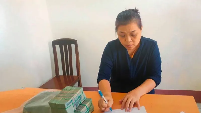 Đối tượng Huyền tại cơ quan công an. Ảnh: CHÍ THẠCH 
