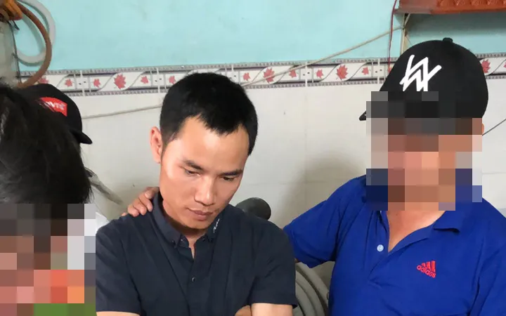 Đối tượng Tín cùng tang vật tại cơ quan công an. Ảnh: C.T