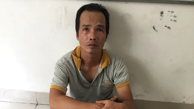 Hưng tại cơ quan công an. Ảnh: CHÍ THẠCH 