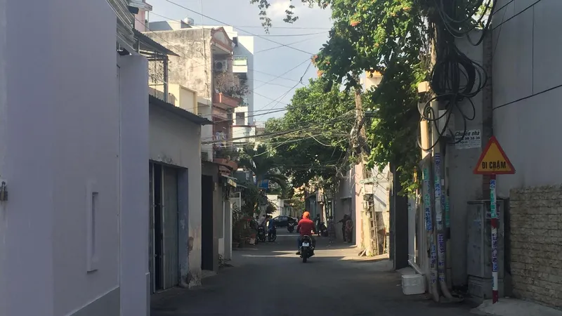 Con hẻm dẫn vào căn nhà xảy ra vụ án. Ảnh: CHÍ THẠCH 