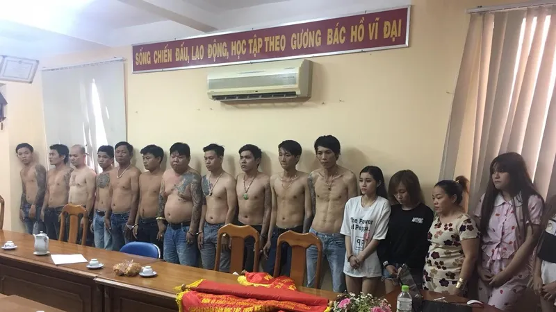 Nhóm đối tượng tại cơ quan công an. Ảnh: C.T.