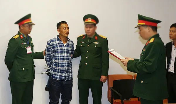 Cơ quan Điều tra hình sự Bộ Quốc phòng thông báo và tống đạt các quyết định tố tụng đối với bị can Hùng. Ảnh: BQP