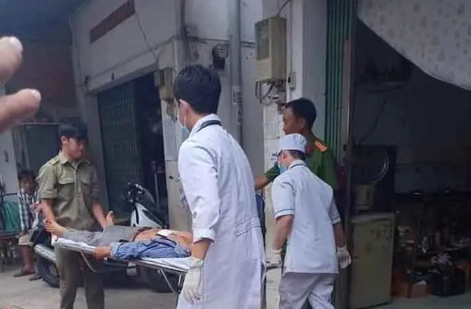 Người chồng được đưa đi cấp cứu. Ảnh: L.T