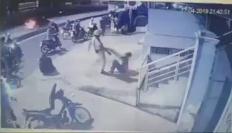 Hình ảnh vụ việc. Ảnh cắt từ clip 