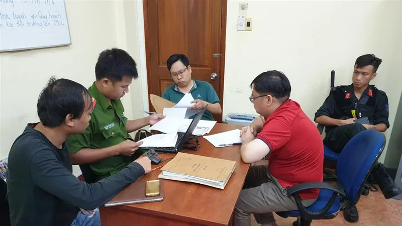 Công an lấy lời khai các đối tượng. Ảnh CA