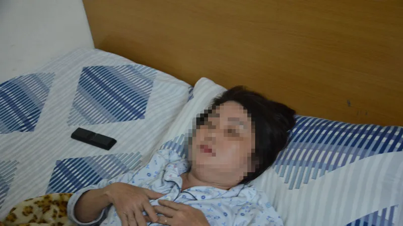 Một trong 2 nạn nhân bị hành hung nhập viện. Ảnh: C.T