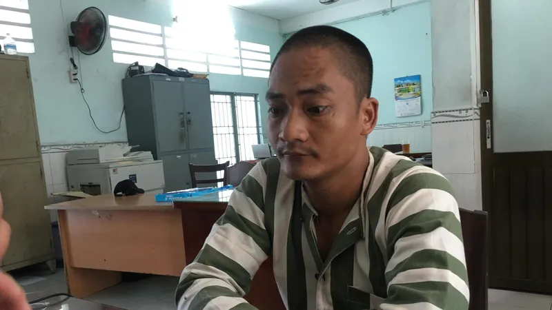 Đối tượng Hoàng tại cơ quan công an. Ảnh: C.T