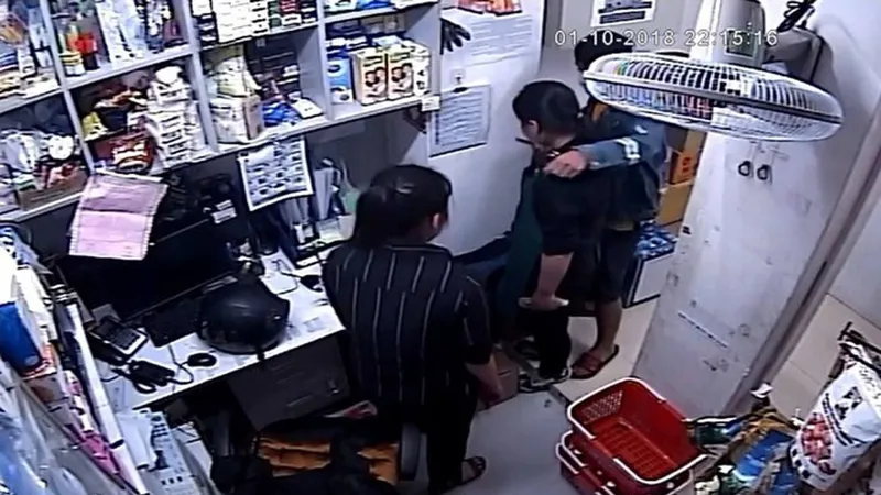 Một vụ kề dao vào cổ cướp trước đó. Ảnh: C.T