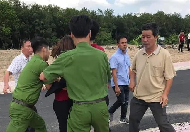 Công an khống chế đưa một nhân viên của Công ty địa ốc Alibaba về trụ sở. Ảnh: P.T.
