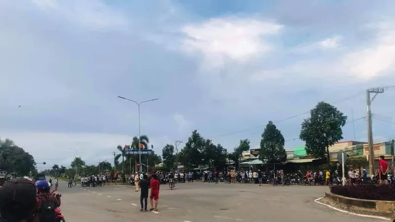 Người dân theo dõi vụ việc. Ảnh: P.A.