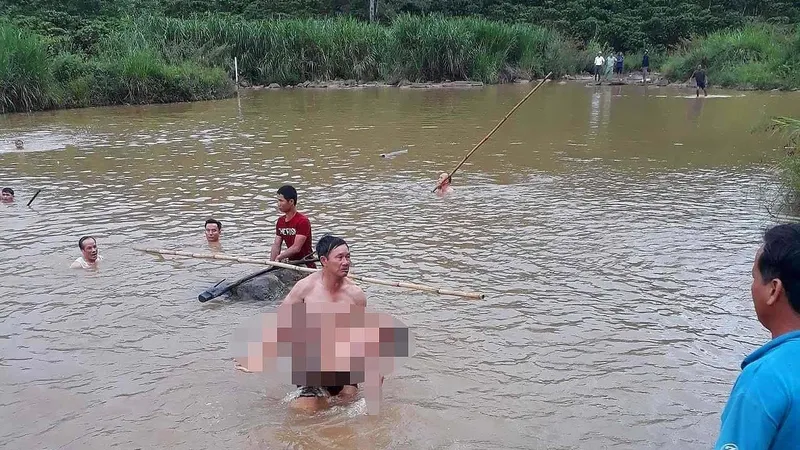 Bơi ở hồ, 2 chị em ruột đuối nước thương tâm