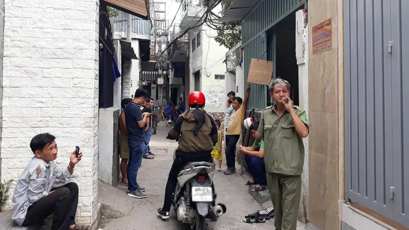 Người dân theo dõi vụ việc