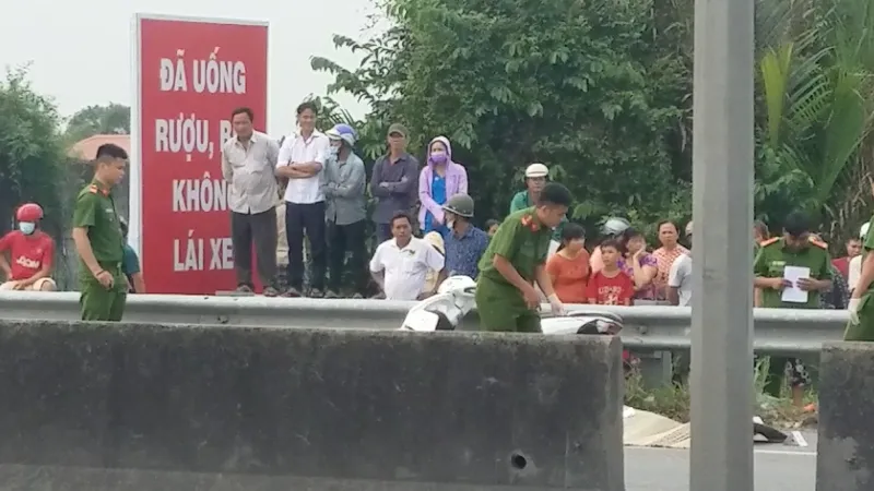 Công an khám nghiệm hiện trường. Ảnh: C.T