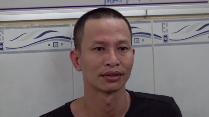 Đối tượng Vĩnh tại cơ quan công an. Ảnh: CHÍ THẠCH 