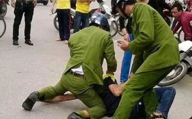Công an khống chế 1 đối tượng phạm tội trước đó.
